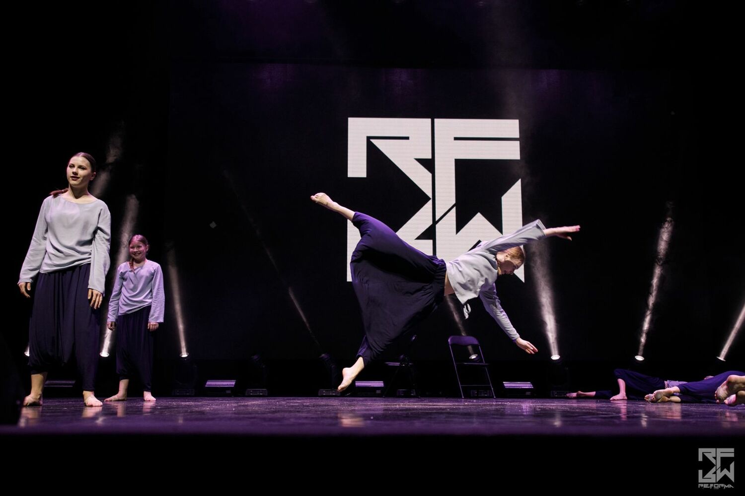 <span style="font-style: italic;"> Сложная хореография, сюжетные постановки, яркие костюмы, классная атмосфера! <span>Дружные коллективы и междусобойчики.</span></span>